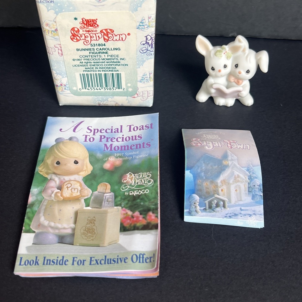 1997 Precious Moments Sugar Town Bunnies Caroling 531804 NOS Original Box NEW